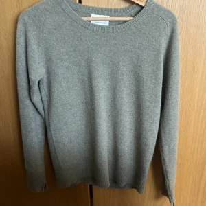 Soft goat tröja - Soft goat tröja i nyskick, storlek M men passar mig som har S jättebra. Färgen är lite grå/grön💞