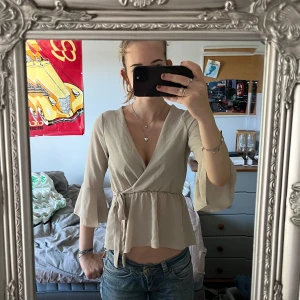 Söt topp - Söt topp med knyte och volanger. Är köpt second hand men i gott skick, passar som storlek S💕