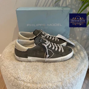 PHILIPPE MODEL SKOR (HELT NYA!) - PHILIPPE MODEL SKOR (SPLITTER NYA!) | Skick: 10/10 | Färg: Grå | Storlek: 43 | Pris: 2999kr | Box ingår! | Tveka inte att höra av er vid minsta fråga eller fundering! // LDM 