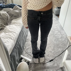 Svarta jeans - Najs svarta jeans med unika fickor. Sömnen har gått upp lite i midjan men ingen jag brukar tänka på