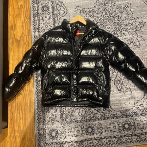 Hugo boss vinter jacka  - HUGO boss vinterjacka storlek S 56,   Sparsamt använd kanske en halv vinter, skick 8/10  Skriv för mer bilder och info  Pris kan diskuteras 