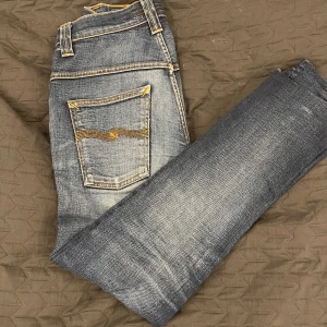 Nudie jeans - Säljer nu dessa nudie jeans i storleken 29/32 de är nedklippta från L 34. Skicket är nästan nyskick bara ett litet hål i ena fickan. PM för fler frågor eller funderingar!💯