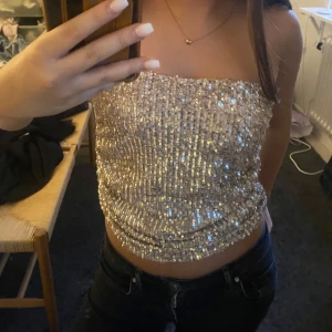 Glitter topp - Jätte söt fest topp, champagne/guld. Storleken är XL men sitter som en S/M, skriv för mått. Endast använd en gång på nyår❤️ Pris kan diskuteras! 
