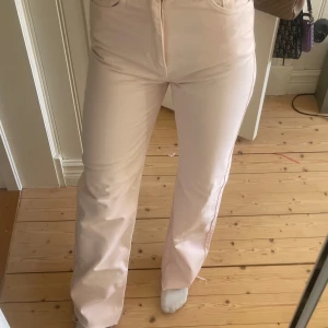 Ljusrosa jeans från Ginatricot - Superfina jeans i en ljusrosa färg från ginatricot. Knappt använda. Storlek 32 men passar mig som är 34 vanligtvis.