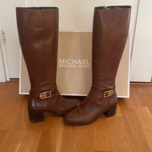 Michael Kors stövlar 7 1/2 - Bruna Michael Kors stövlar 7 1/2, 37,5 Kalvskinn, jättefint skick.