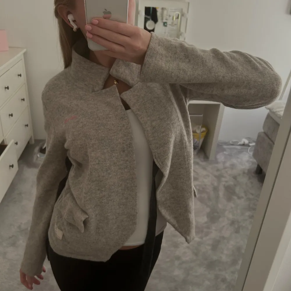 Säljer min så fina Odd Molly kofta som är perfekt nu till hösten💕Man kan knyta tröjan som man vill ha den så den passar xs-m. Använd med inget som syns. . Neuleet.