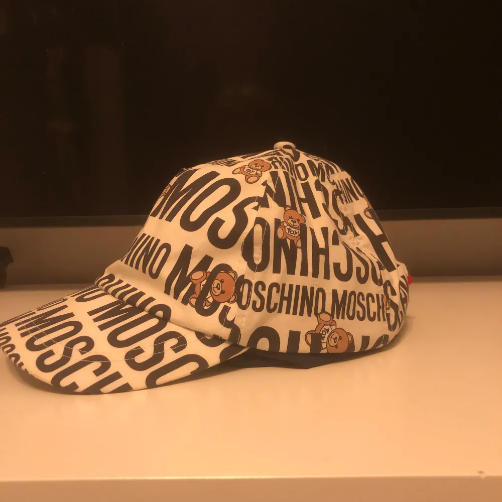 En snygg vit Moschino keps som inte används längre.  Skick: 10/10 (används fåtal gånger) Pris kan diskuteras.. Accessoarer.