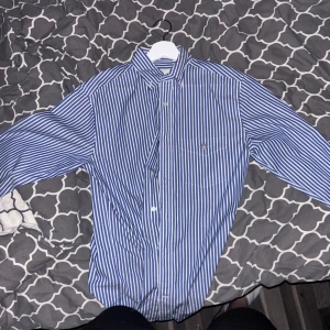 Gant skjorta - Säljer nu min Gant skjorta, haft i knappt ett halvår, storlek M, kan fraktas om köpare står för frakt.