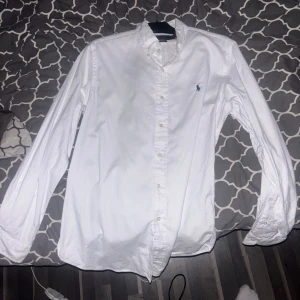 Ralph lauren skjorta - Säljer min Ralph lauren skjorta, storlek M. Har ägt den knappt 3 månader. Kan fraktas om köpare står för frakten.