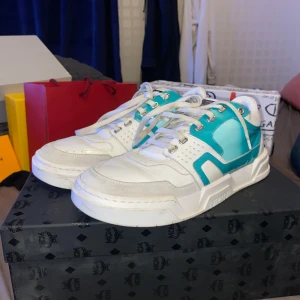 MCM skor - Äkta köpta för 5000. Kommer med box o allt annat ni ser på bilden. I 