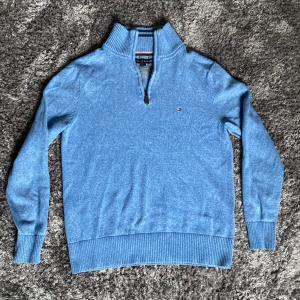 Tommy Hilfiger halfzip - Blå Tommy Hilfiger halfzip som är lite tjockare och passar perfekt till det kallare vädret. Storlek S. Kontakta gärna vid fler frågor/bilder
