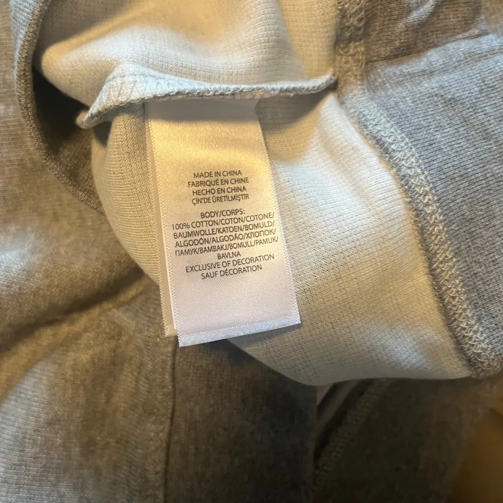 Grå Ralph Lauren quarter-zip. 10/10 skick aldrig använd. Kommer med original påsr och tags📦Väldigt bekväm och perfekt till vintern❄️Kan sänka priset vid snabb affär. Kom dem innan köp.. Hoodies.