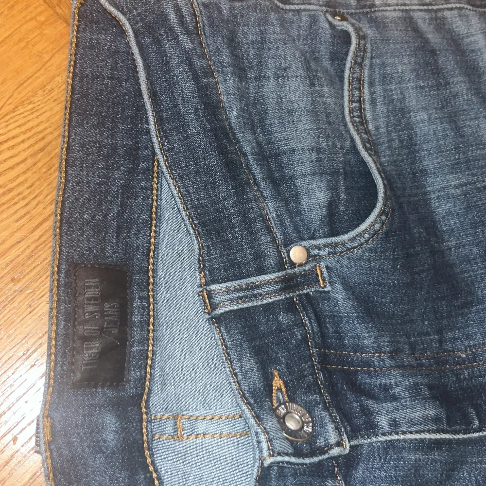 slim fit jeans från tiger of Sweden i storlek 31/32. Ganska mjukt och stretchy skönt material. Bra skick.. Jeans & Byxor.