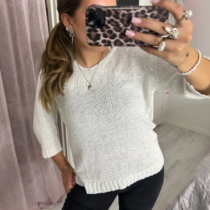 vit trekvartsärmad topp - en vit ”stickad” topp, storleken är L men skulle säga att den är liten i storleken, mer som en S på mig iallafall!