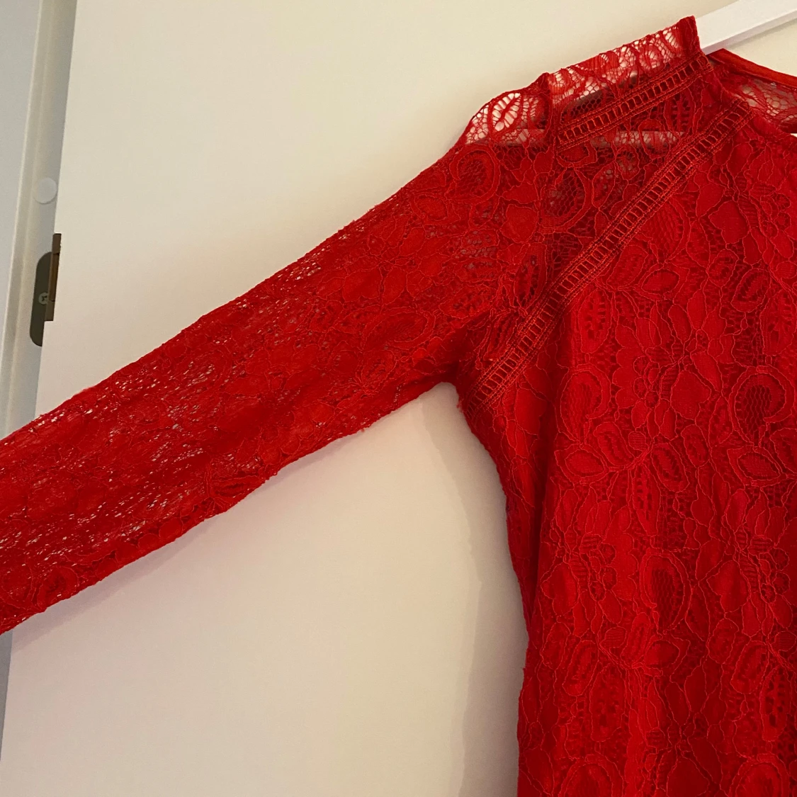 Röd spetsklänning  - 90