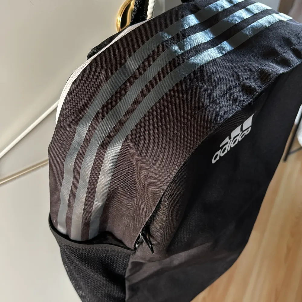 Använt ryggsäck många gånger till skolan. Alla dragkedjor är som nya. Den är ren och fin, inga repor förutom små på botten från att den stått på mark. Ganska rymlig, bara ett fack inuti utan dragkedja. . Laukut & Käsilaukut.