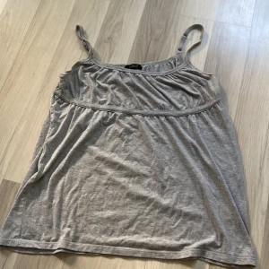 Nattlinne - Nattlinnet är i bra skick, väldigt mjukt material med mycket stretch. Den är inte trasig någonstans. Passar som alldaglig tröja också☺️