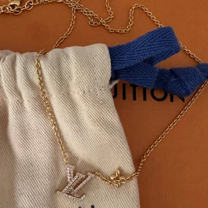 LV halsband  - Sälja min louis vuitton halsband, det kostar 4800kr men sälja den för 2000kr eftersom jag ska flytta ville sälja med snabb affär, kan mötas upp på T-centralen.