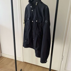 J.lindeberg field jacket - En riktigt fräsch j.lindeberg Jacka som passar perfekt till hösten. Priset är inte hugget i sten!