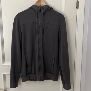 Hugo boss hoodie  - Snygg Hugo boss hoodie sitter som s/m. Tröjan har lite märken på armbågarna men ingen man märker av så mycket. Skick 8,5/10 kan gå ner lite i pris vid snabb affär 