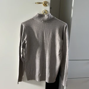 Polotröja - Rollneck - Mq Marqet - Oanvänd helt ny polotröja(rollneck) från Mq Marqet. Färg - Light Taupe Mel (ljusgrå). Storlek M, tunn och fin, säljes pga inte min stil. Stretchig och lagom tunn. Passar till kontorsjobb eller höstoutfit. 