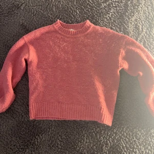 Stickad rosa tröja - Jag säljer en rosa stickad tröja ifrån cubus, storlek 134/140 men den skulle säkert passa någon med storlek 146/150/152. denna stickade tröja kan man ha hemma eller när man ska ut och hänga med sina vänner!🙌🏼💕