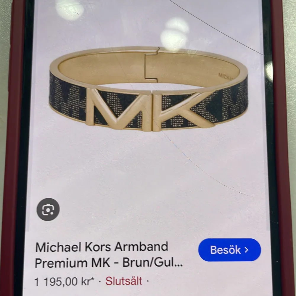 Säljer detta fina slutsålda micheal kors armband då den inte är till använding längre, sjukt snyggt !. Accessoarer.