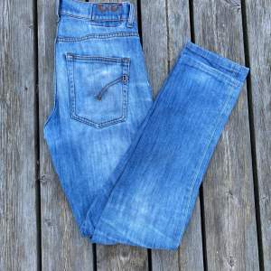 Hej! säljer ett par feta slimfit dondup jeans i storlek 32 | Passar W30-L32. Nypris runt 3500kr | Mitt pris 799kr. Skriv om ni har frågor och funderingar.