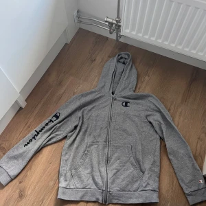 Champion hoodie - Bra kvalite, använt några gånger och är fortfarande i bra skick