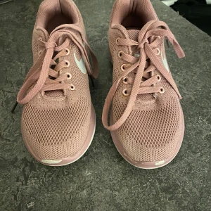 Nike skor  - Alldrig andvänd är i bra skick storlek 36 37 pris går att diskuteras