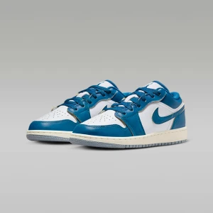 Air Jordan 1 low - Använda ett fåtal gånger, men är som nya. Inga skador. Ofta slutsålda. Skriv om ni vill se äktehetsbevis 