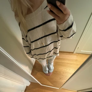 Stickad tröja  - Fin oversized stickad tröja. Använd skick🩷🩷