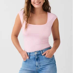 Soft touch top - Säljer min ljusrosa topp från ginatricot i kollektionen soft touch. Helt oandvänd endast provad, därav inga defekter, säljer p.g.a. kommer ej till användning. Storlek S. Hör av er om frågor💕 (1:a och 2:a bilden är lånad)