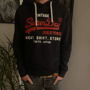 Superdry hoodie: nypris 1500, storlek M, Färg svart, skick 9/10