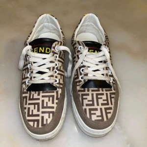 Bruna skor - Behöver en tvätt men det kan lösas innan jag skickar iväg den om det önskas.  Storlek 37 