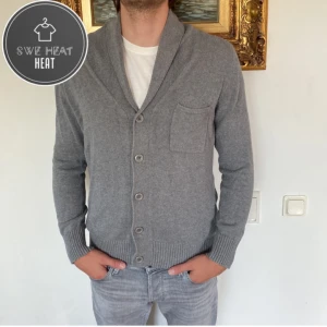 Stickad cardigan  - Tja, säljer nu denna feta stickade cardigan i storlek L i fint skick! Hör av dig vid frågor eller funderingar!