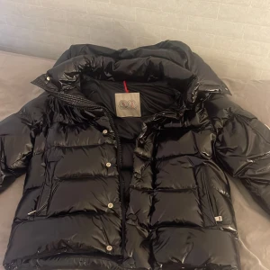 Moncler maya - Säljer min moncler jacka, använt 3 gånger totalt. pris kan diskuteras. Nypris 4500.