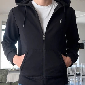 Ralph Lauren Zip Hoodie - Ralph Lauren Zip tröja i väldigt bra skick. Tröjan är använd försiktigt och har inga fläckar eller skador. Tröjan är i storleken S. Priset kan diskuteras!
