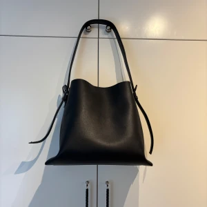 Väska från Mango - Säljer denna väska ifrån mango då jag inte riktigt tycker om den. Det finns lite defteker (se bild 3,4) men inget som direkt syns🖤