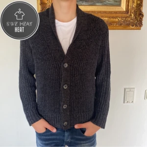 Stickad cardigan  - Tja, säljer nu denna feta stickade cardigan i storlek M i fint skick! Hör av dig vid frågor eller funderingar!