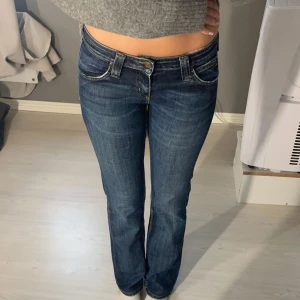 Lågmidjade raka jeans - Uppsprättade längst ner därav slitningarna. Jag på bilden är 171 och de går hela vägen ner i marken