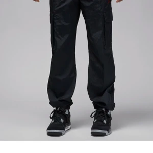 Nya cargo Jordan svarta stl L  - Nya cargo Jordan svarta stl L . Det står stl m men de passar stl L. Stora i storleken. I övrigt vävda sköna fina byxor med fickor på sidan. Nyåris 1199kr men rea nu ca 847kr. 