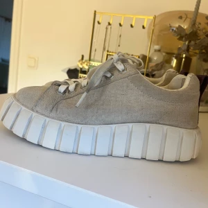 Beiga eytys - Säljer mina jättefina beiga eytys i strl 37. Skorna är i bra skick förutom att de är nötta i hälen. Det är ingenting man känner när man har på sig dom och enda anledningen till att de blev nötta i hälen är att de blivit för små för mig💕🌟