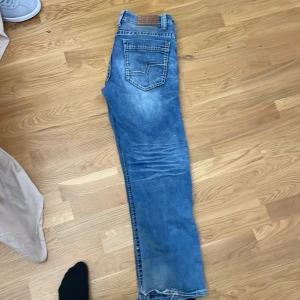 Jeans - Ett par riktigt snygga jeans som har använts en bra del. Storlek lappen är borta men typ 31/31. Fatstitch