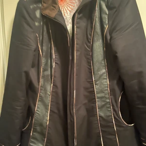 Jacka - Passa På!!! Höst och vinter Jackor bra pris,  Skaffa snart höst/vinter jacka det blir kallt väder snart,   Har mössor till försäljning också  Passar färgen till jackan skickar jag plus mössan också, 