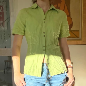 Grön skjorta linne - Linne tyg och fin grön färg. Två rämnar på sidan så man kan snatcha sin waist✨ skönt material och bra passform för mig som s