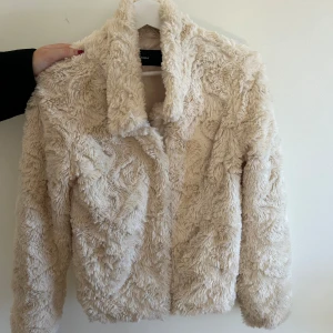 Pälsjacka från Vero moda - Världens finaste pälsjacka utan några defekter! 