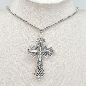 Handgjort halsband - Material-kedja-rostfritt stål, silverpläterad. Nickel fri. Längd:56( 28cm). Hängsmycke-6cm