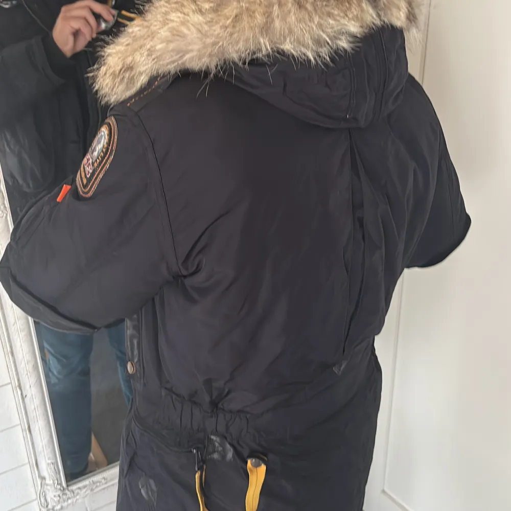 Parajumpers svart vinterjacka köpt för ca 11 000kr men säljer mycket billigare då den är ganska gammal men ändå i bra skick. Priset kan diskuteras!. Takit.