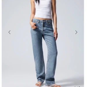 Weekday jeans - Jätte fina weekday jeans som inte kommer till andvändning, helt nya med lappen på. Jeansen är i samma färg som i sista bilden. Köpta för 590kr💗